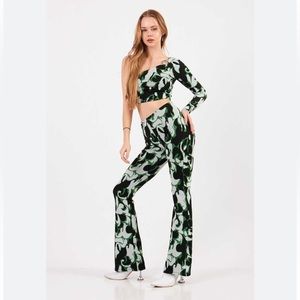 🍓 214--NWOT Zara Green printed pants with tops